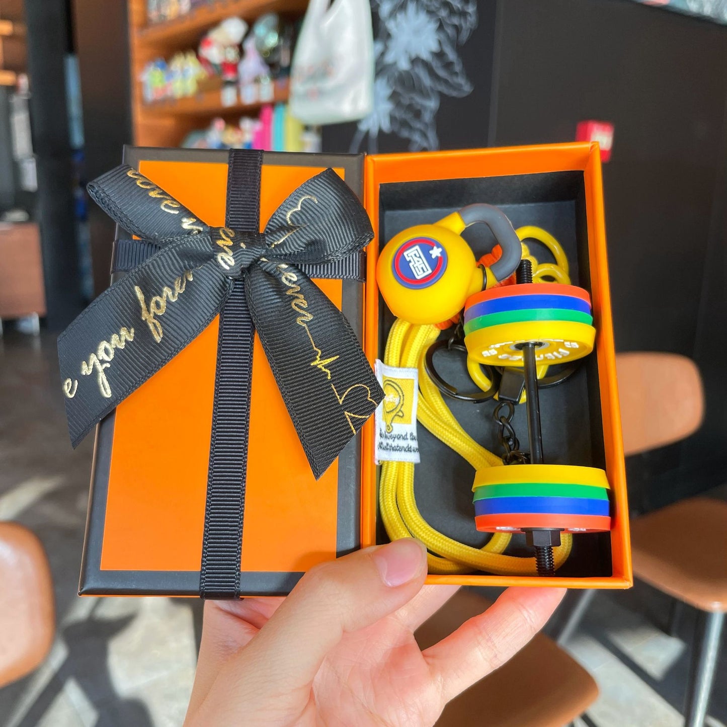 🎁Kreatívna kľúčenka v tvare mini činky – farebný silikónový a kovový dizajn | Perfektný darček pre milovníkov fitness!