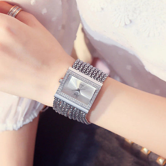 ✨ Žiarivé štvorcové hodinky, ktoré rozsvietia každý outfit! 💎 Glamour na ruke