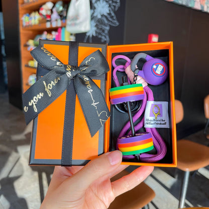 🎁Kreatívna kľúčenka v tvare mini činky – farebný silikónový a kovový dizajn | Perfektný darček pre milovníkov fitness!
