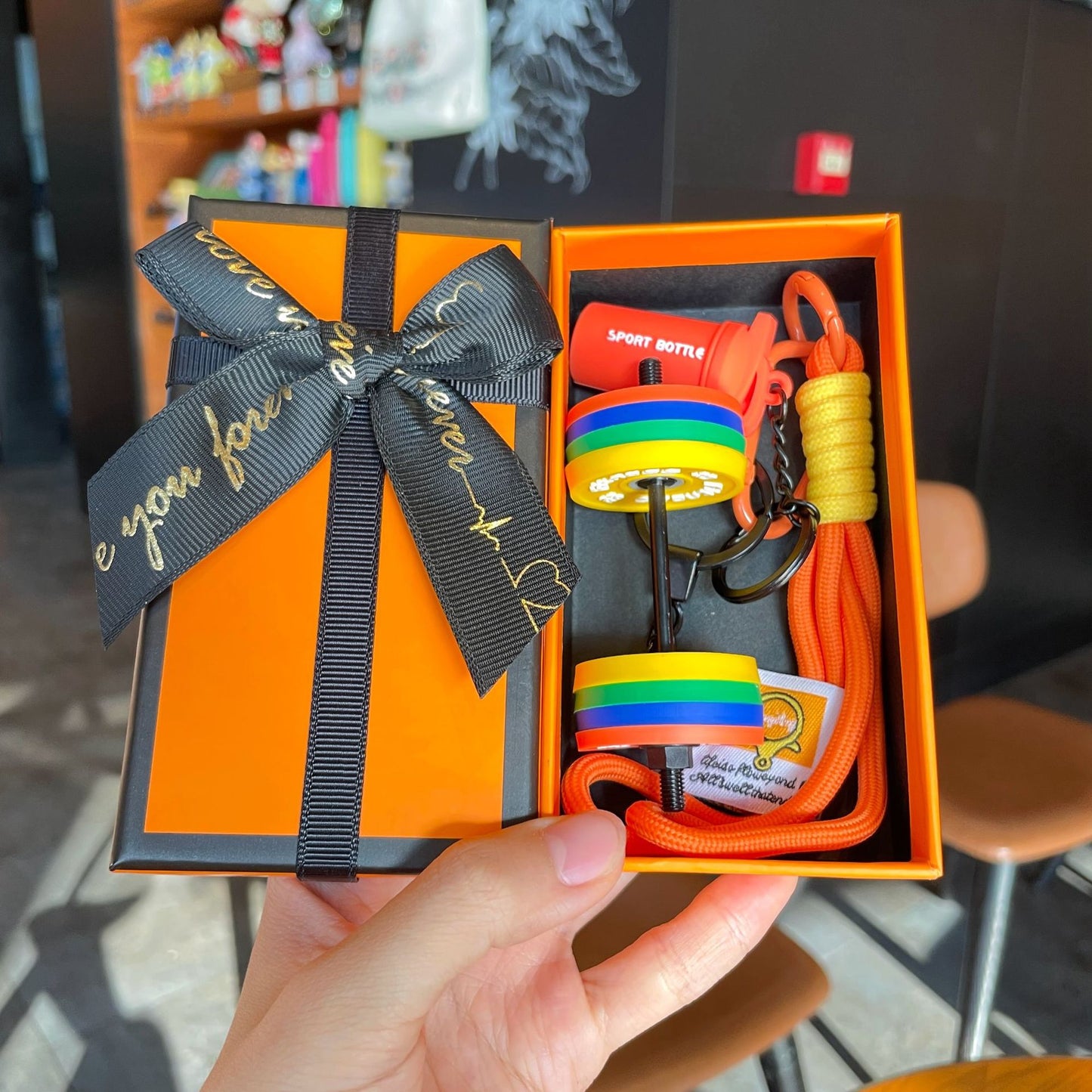 🎁Kreatívna kľúčenka v tvare mini činky – farebný silikónový a kovový dizajn | Perfektný darček pre milovníkov fitness!