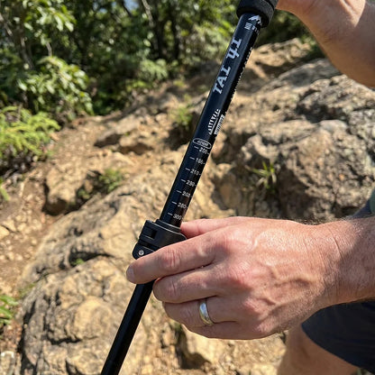 ⛰️Nastaviteľná turistická palica z hliníkovej zliatiny – odolná, tlmiaca nárazy, ľahká 🌲