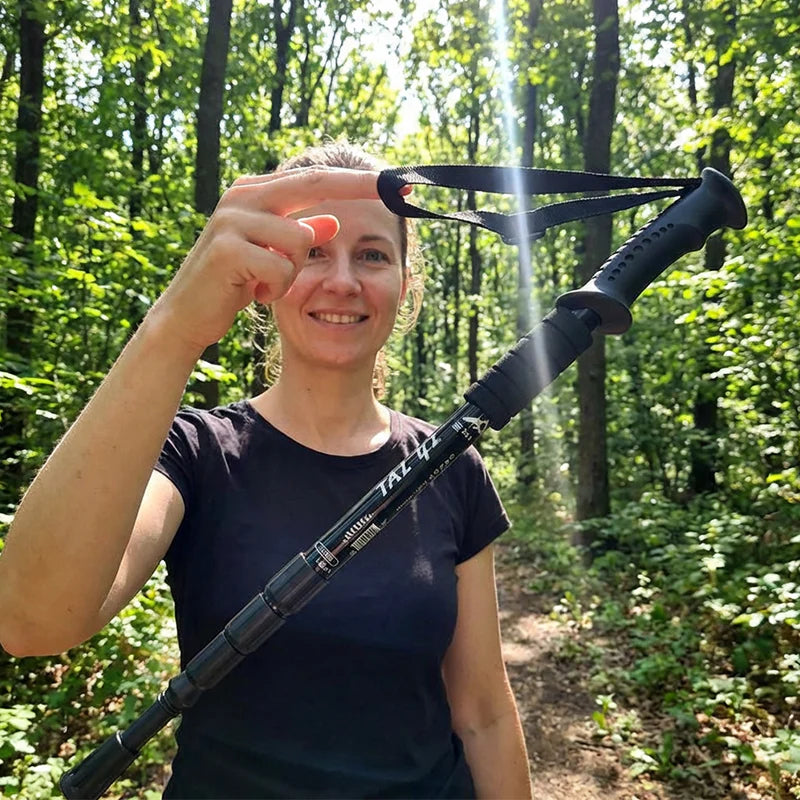 ⛰️Nastaviteľná turistická palica z hliníkovej zliatiny – odolná, tlmiaca nárazy, ľahká 🌲