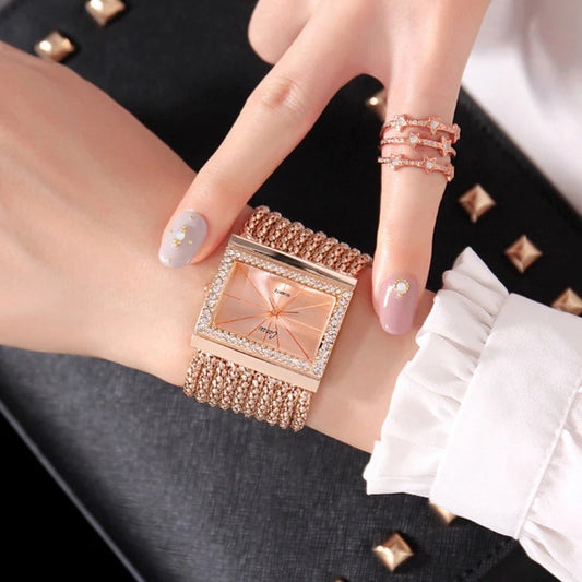 ✨ Žiarivé štvorcové hodinky, ktoré rozsvietia každý outfit! 💎 Glamour na ruke