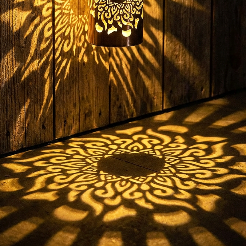☀️ Solárna mandala lampa do záhrady a na terasu - 2 v 1: stojaca a nástenná lampa - Dekoratívna svetelná dekorácia vo vintage štýle - Odolná voči hrdzi a trvácna ✨🪴🏡