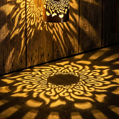 ☀️ Solárna mandala lampa do záhrady a na terasu - 2 v 1: stojaca a nástenná lampa - Dekoratívna svetelná dekorácia vo vintage štýle - Odolná voči hrdzi a trvácna ✨🪴🏡